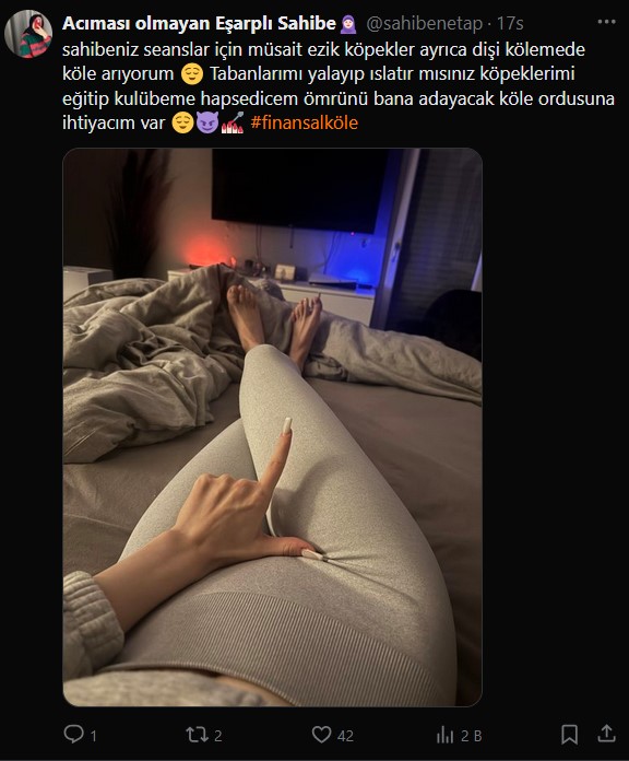 türbanlı var, baş örtülü var, çarşaflı derken bu da "Eşarplı" sahibe slkfdjhasdfsdf