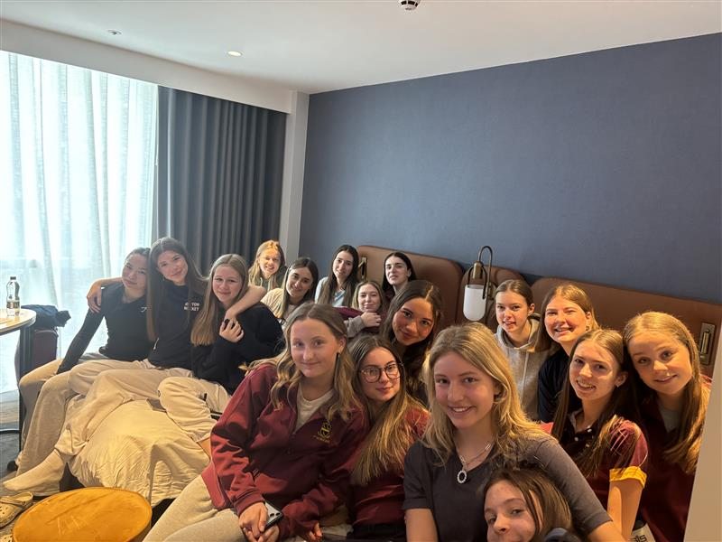 ReptonLife's tweet image. This delightful U18 team have booked their place in the National Final tomorrow! An amazing 4-0 win against Surbiton. 

This photo was taken today in their team meeting. More news from inside the Nationals to follow! 

For now girls-go &amp;amp; get some food before cheering on the boys!