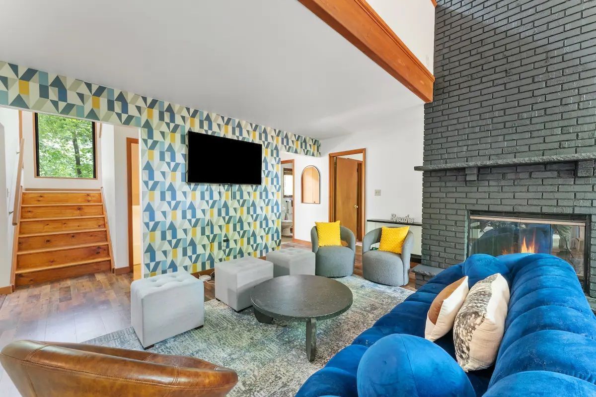 AdvntureCapital's tweet photo. This property began as a complete gut renovation, requiring extensive updates to unlock its full potential. With fresh paint and carefully curated details, we transformed it into a standout space in the short-term rental market. 

#RealEstate #ShortTermRental #STRInvesting https://t.co/OxQs1nL2TJ