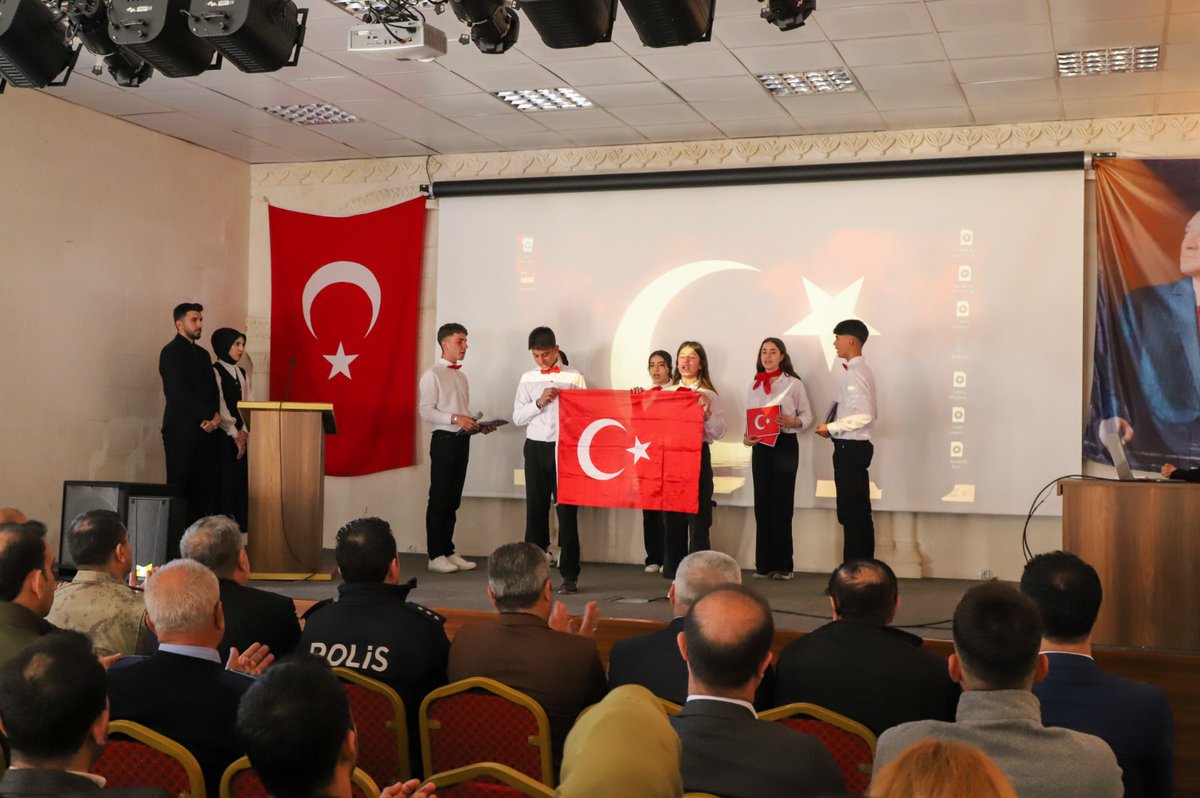 SvrKaymakamligi's tweet photo. 12 MART İSTİKLAL MARŞIMIZIN KABULÜ VE MEHMET AKİF ERSOY'U ANMA GÜNÜ KUTLANDI

12 Mart İstiklal Marşımızın Kabulü ve Mehmet Akif Ersoy'u Anma Günü, Savur Belediyesi Konferans Salonu'nda düzenlenen törenle kutlandı. Törene ilçe protokolü, öğrenciler ve vatandaşlarımız katıldı. https://t.co/4Dx3k1US0v