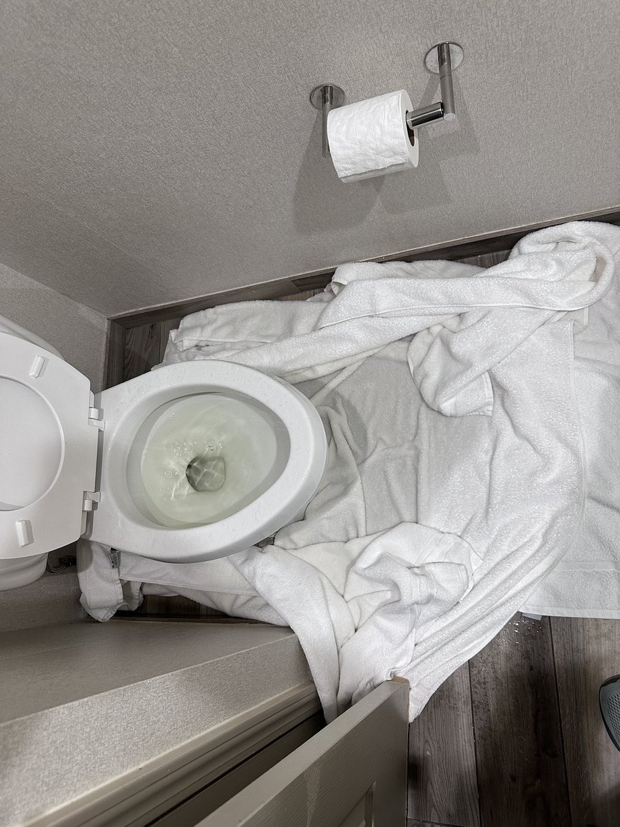 Raick_19's tweet image. Hey @HiltonHotels @HiltonHonors @HomewoodSuites do I get some kinda discount for having to deal with this and changing rooms at 4am?!