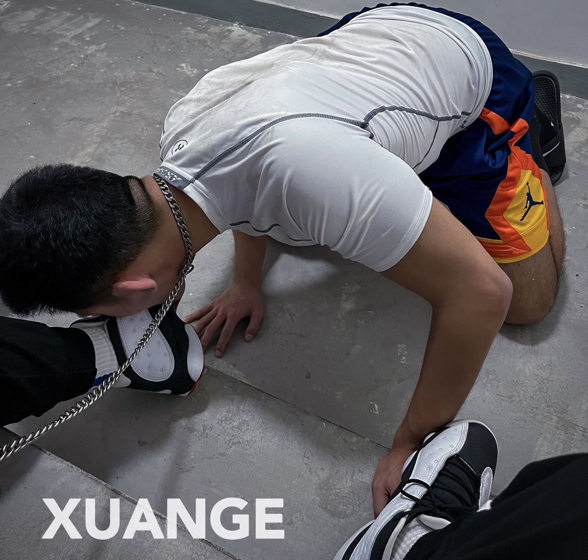 顾及不了楼梯间路过的人，骚逼看见亲爹的白袜球鞋就忍不住跪下。