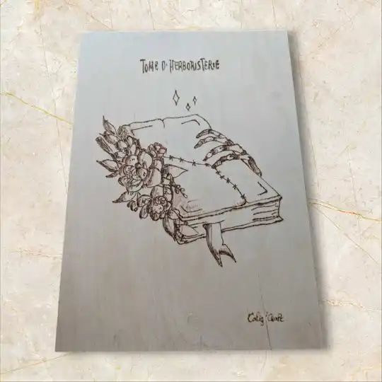 CaliUny's tweet image. découvrez 4 pyrogravures uniques sur bois de bouleau, brûlées à 500°C, illustrant des tomes de magie. Chaque pièce raconte une histoire mystérieuse et envoûtante, parfaite pour les amateurs d&apos;art et de mysticisme. #ArtUnique #Pyrogravure