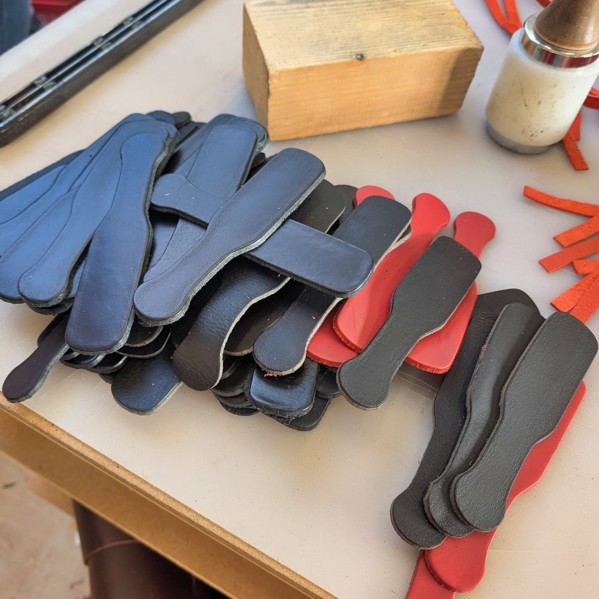 leatherdelights's tweet image. 🛠️ Behind the Scenes: Mini Paddle production day!

From stored blanks to finished pieces - these small but mighty paddles were our first specially designed smaller items.

#HandmadeInUK #BritishMade