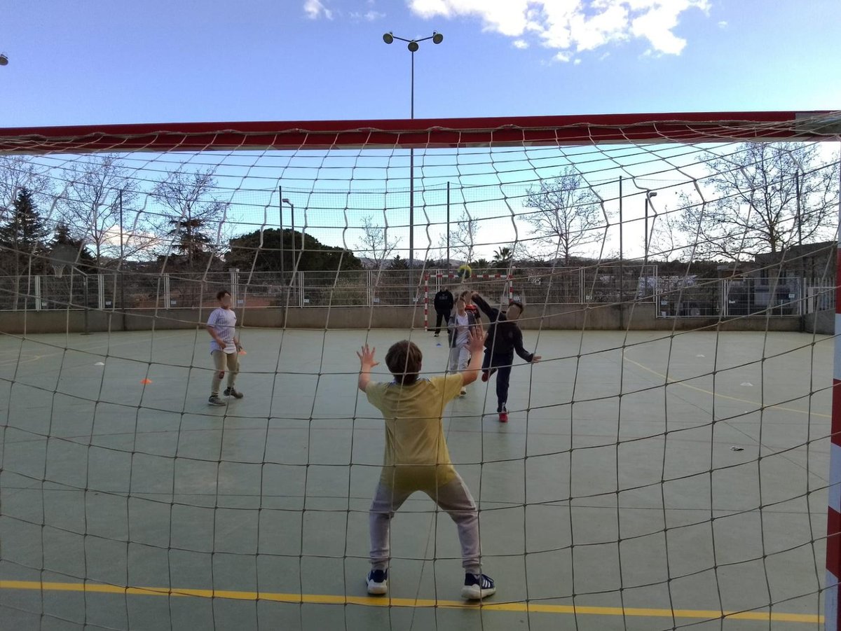 OMET Sant Cugat (@omet_santcugat) on Twitter photo 📸 Imatges de l'activitat esportiva extraescolar d'#handbol de l'escola Ciutat d'Alba!
👏 Que bé que s'ho passen!
#SantCugat #esportescolar #jocsesportiusescolars <a href="/eciutatdalba/">Escola Ciutat D´Alba</a> <a href="/AmpaCdAlba/">AFA Escola Ciutat d'Alba</a> 📸 Imatges de l'activitat esportiva extraescolar d'#handbol de l'escola Ciutat d'Alba!
👏 Que bé que s'ho passen!
#SantCugat #esportescolar #jocsesportiusescolars <a href="/eciutatdalba/">Escola Ciutat D´Alba</a> <a href="/AmpaCdAlba/">AFA Escola Ciutat d'Alba</a>