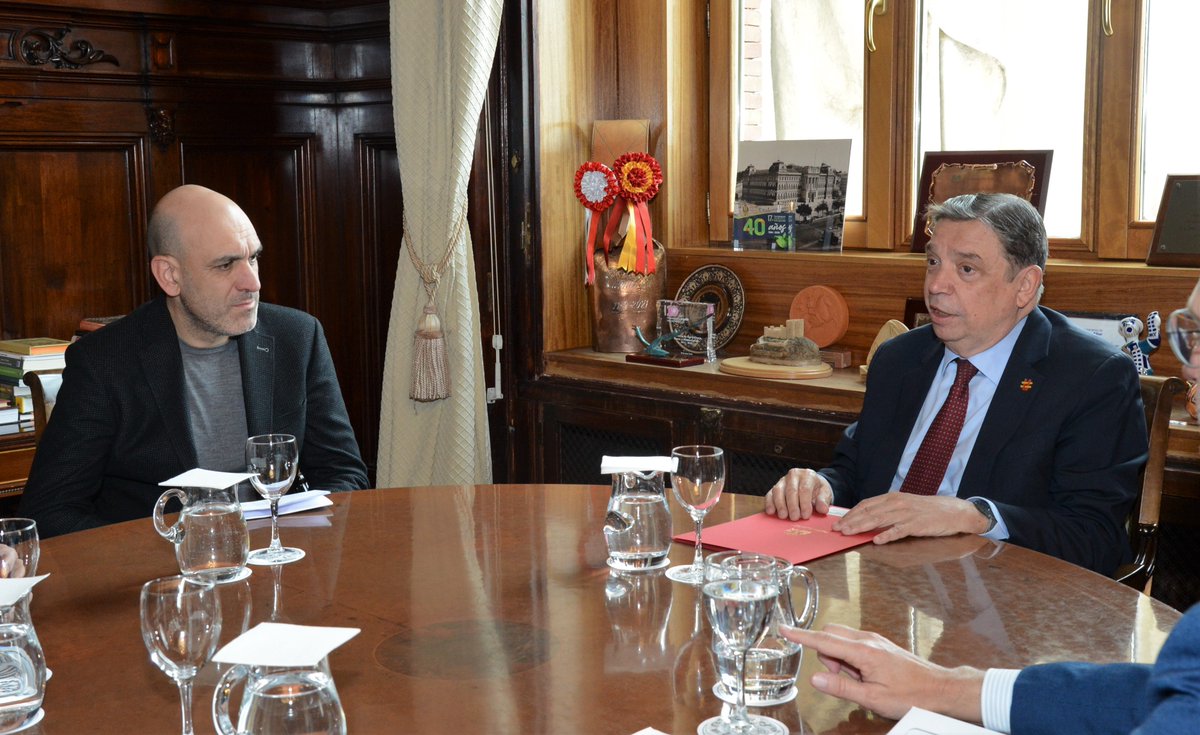 Luis Planas Puchades (@luisplanas) on Twitter photo Me he reunido con el chef y alcalde de los #cocinerosrurales, <a href="/luis_lera/">Luis Alberto Lera</a>
Defendemos a este colectivo que vincula su gastronomía con el cuidado de los productos locales y la reivindicación de los alimentos españoles.
La cocina rural es, intrínsecamente, sostenible. Me he reunido con el chef y alcalde de los #cocinerosrurales, <a href="/luis_lera/">Luis Alberto Lera</a>
Defendemos a este colectivo que vincula su gastronomía con el cuidado de los productos locales y la reivindicación de los alimentos españoles.
La cocina rural es, intrínsecamente, sostenible.