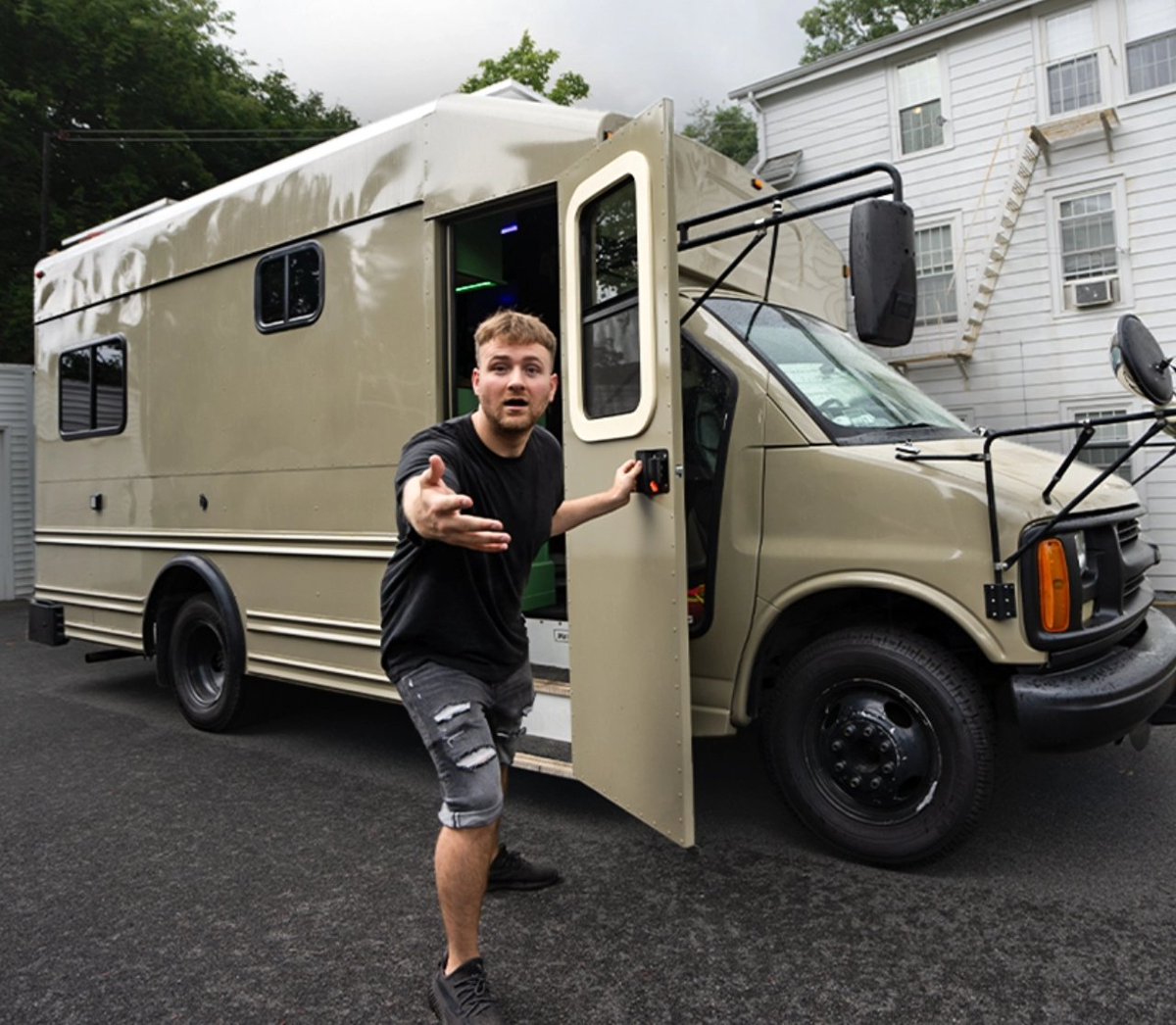 i_am_joshyo's tweet image. I'm looking for someone that can help. 
I have a 2002 Chevy Express school bus. I converted it into a amazing tiny home The problem is it weighs too much and it needs a lift kit.. It seems they don't really make any for me so I need to find someone that can customly design me