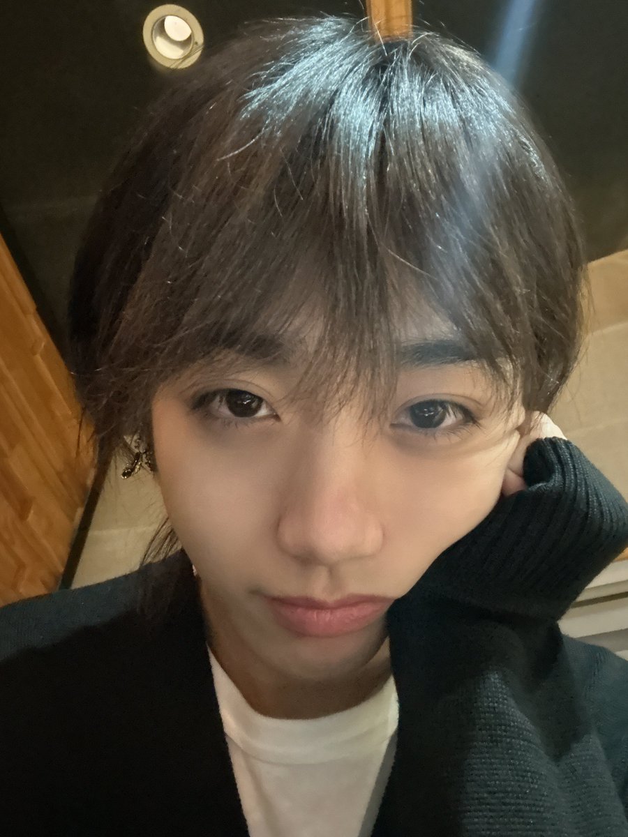 TRENDZ_OFFCL's tweet photo. [#하빛]

하염없이 그댈 생각하면~🎶🖤

#FROM_TRENDZ #TO_FRIENDZ #TRENDZ #트렌드지 #하수선 #노래제목은 #뭘까요 #알아맞춰보세요 #하삐나잇 https://t.co/SgIejxgA4Q