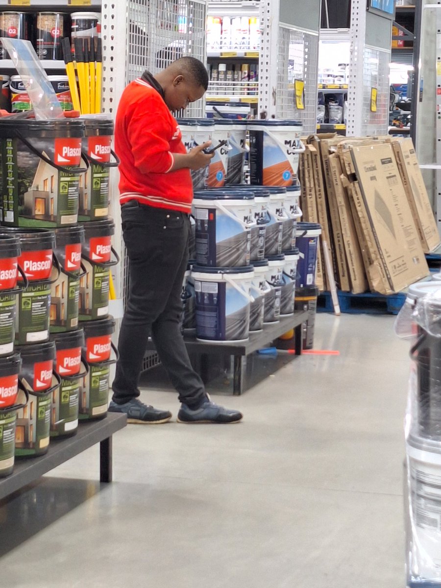 Makro Alberton. At it again. No service as sitting on your phone is more important.