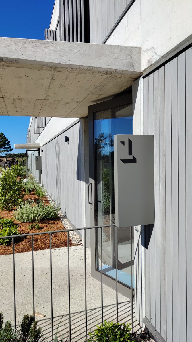 Os edificios de vivendas Alto Residencial e Foxos, de Carbajo Barrios Arq. son finalistas nos Premios COAG2025 na categoría de Vivenda Plurifamiliar. En àmbolos dous proxectos tivemos o pracer de deseñar o sistema de sinalización.