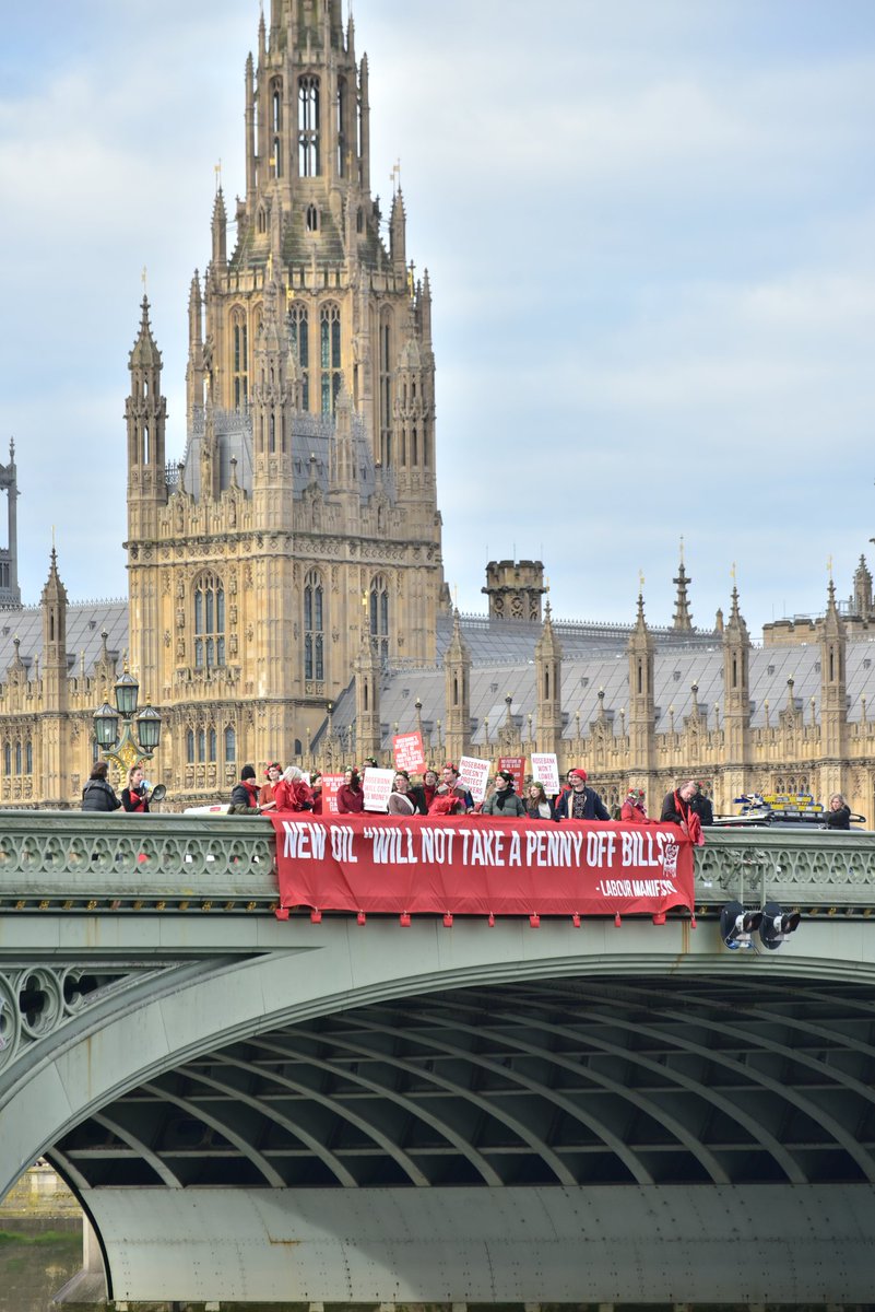 BREAKING: We just dropped a banner over Westminster Bridge to remind the UK government of their own manifesto:

New oil "will not take a penny off bills."

So why push ahead with Rosebank?

❌ Equinor profits.

❌ Our energy bills rise.

❌ The climate suffers.

#StopRosebank