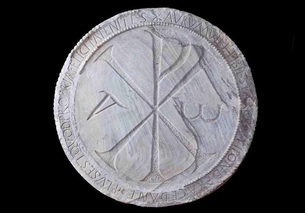 CMedievales's tweet image. 4/4 Los #scriptoria eran más que talleres: eran guardianes de la cultura. Desde #Cluny hasta #Lugo, su legado vive en cada códice. Si pudieras acceder y hojear uno, ¿qué texto salvarías del olvido con tus manos?
Crismón de Quiroga
Museo Diocesano de Lugo
siglo VI