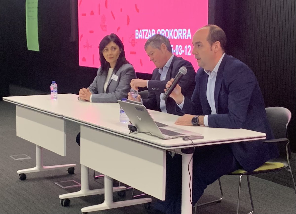 EVEuskadi's tweet photo. Mikel Amundarain Energiaren @EVEuskadi ko zuzendari nagusiak #INDEUS Industriaren Euskal Plataformaren asanblada orokorrean parte hartu du, enpresei euskaraz lan egiten eta euskarazko produktuak eta zerbitzuak lortzen laguntzea helburu duena. https://t.co/thEK6QxPNm