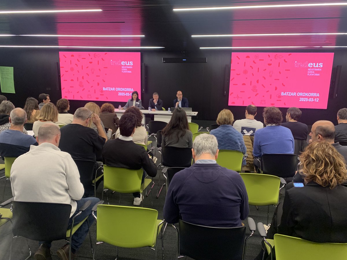 EVEuskadi's tweet photo. Mikel Amundarain Energiaren @EVEuskadi ko zuzendari nagusiak #INDEUS Industriaren Euskal Plataformaren asanblada orokorrean parte hartu du, enpresei euskaraz lan egiten eta euskarazko produktuak eta zerbitzuak lortzen laguntzea helburu duena. https://t.co/thEK6QxPNm