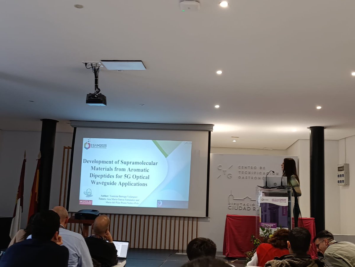 Dando mi primera comunicación oral en ESAM 2025 - Almagro sobre guías de onda ópticas en la región del NIR basadas en dipéptidos aromáticos en el desarrollo tecnologías 5G. Seguiré explorando el potencial de los dipéptidos en sus diversos campos. #ESAM2025