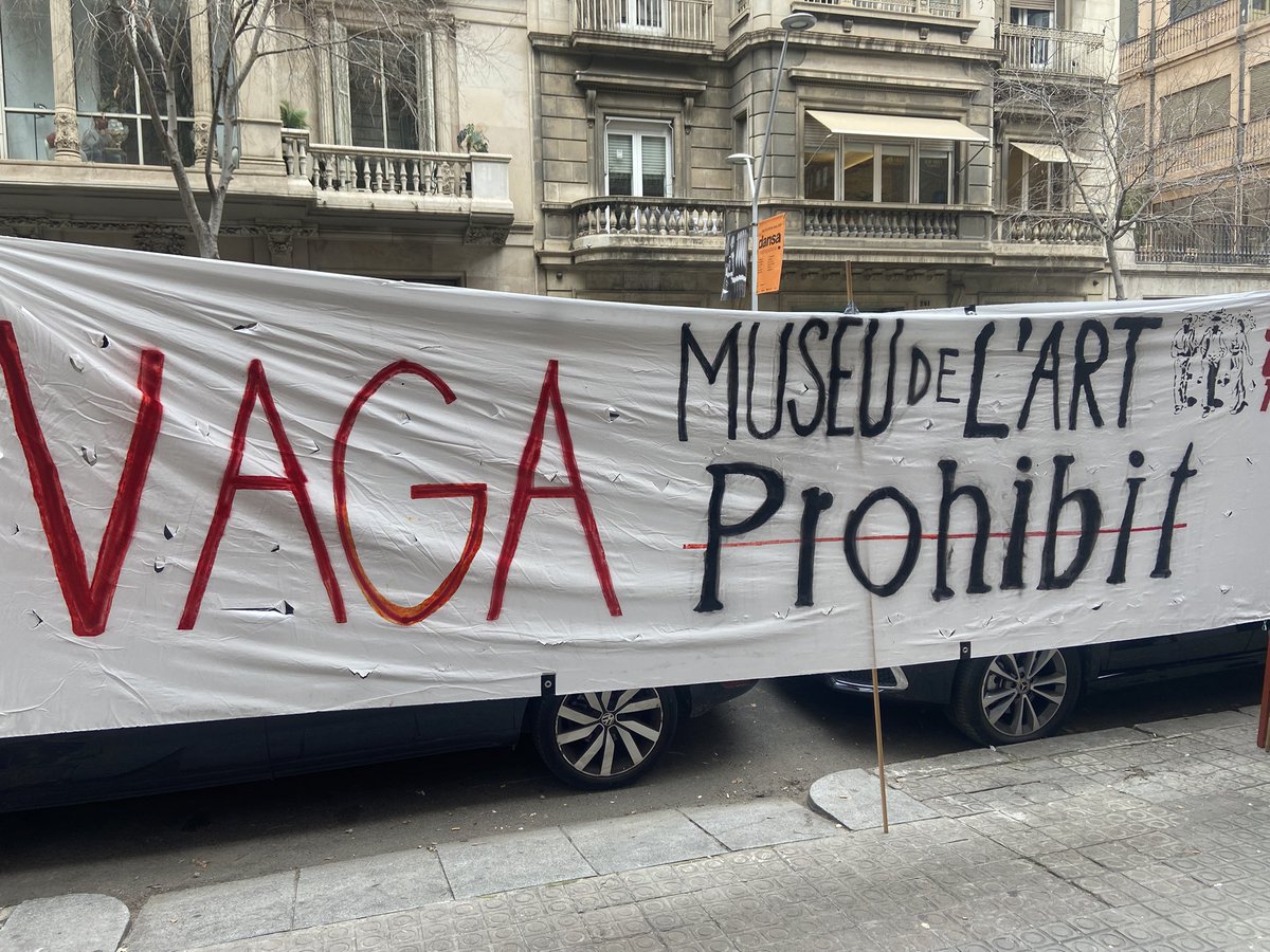 Després de dues setmanes tancat, avui el @museudelartprohibit ha obert, evidenciant un problema patent de lectura de la realitat per part de la direcció: han posat una pancarta que diu que no hi ha vaga (?!)…  i així es pensen que desapareixerà màgicament