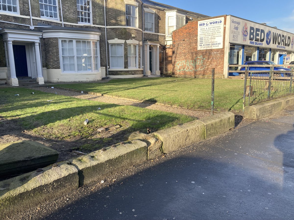 Take a look at these 'before &amp; after' photographs of 53-55 Beverley Road, where traditional boundary railings &amp; walls have recently been restored. 

The works were based on historical archival photographs &amp; surviving parts of this Grade II property, thanks to <a href="/HeritageFundUK/">The National Lottery Heritage Fund</a> 🤞