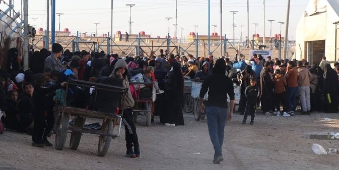 metesohtaoglu's tweet image. 📸 Halen Suriye&apos;de PKK/YPG kontrolündeki El-Hol kampından Iraklı bir kafile ayrılmak üzere hazırlık yapıyor.
#IŞİD 
📸An Iraqi convoy is currently preparing to leave the PKK/YPG-controlled Al-Hol camp in Syria.
#ISIS