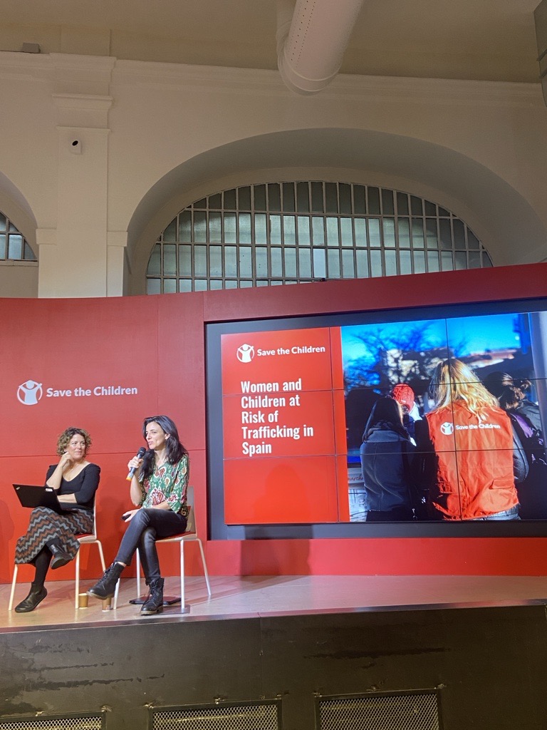 SaveChildrenEus's tweet photo. En el acto han hablado dos compañeras de @SaveChildrenEs donde han presentado los datos obtenidos sobre la situación de los niños, niñas y mujeres en el territorio. También han expuesto los desafíos que se enfrentan y cómo podemos seguir avanzando en su protección. #ProyectoE.V.A https://t.co/d5Rcg7WQf3