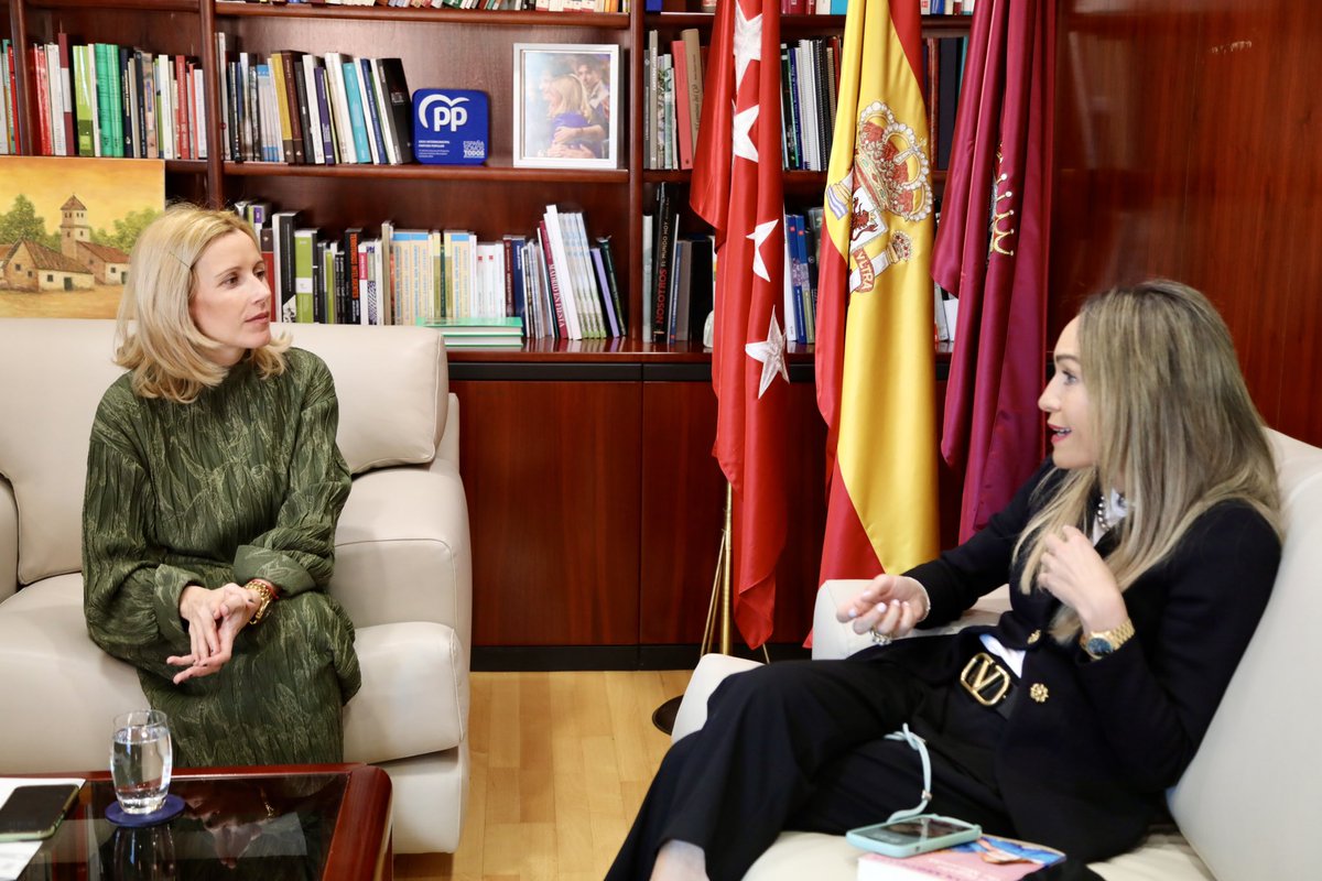 📚 “EL REGALO DE MIRANDA” DE LUJÁN ARGÜELLES 

🙌🏻 Recibido a <a href="/LUJAN_AR/">Luján Argüelles</a> , locutora radiofónica, presentadora de televisión española y vecina de Alcobendas.

🍼 Luján presenta su  libro sobre la maternidad, "El regalo de Miranda".

💫 Gracias por el regalo de un ejemplar