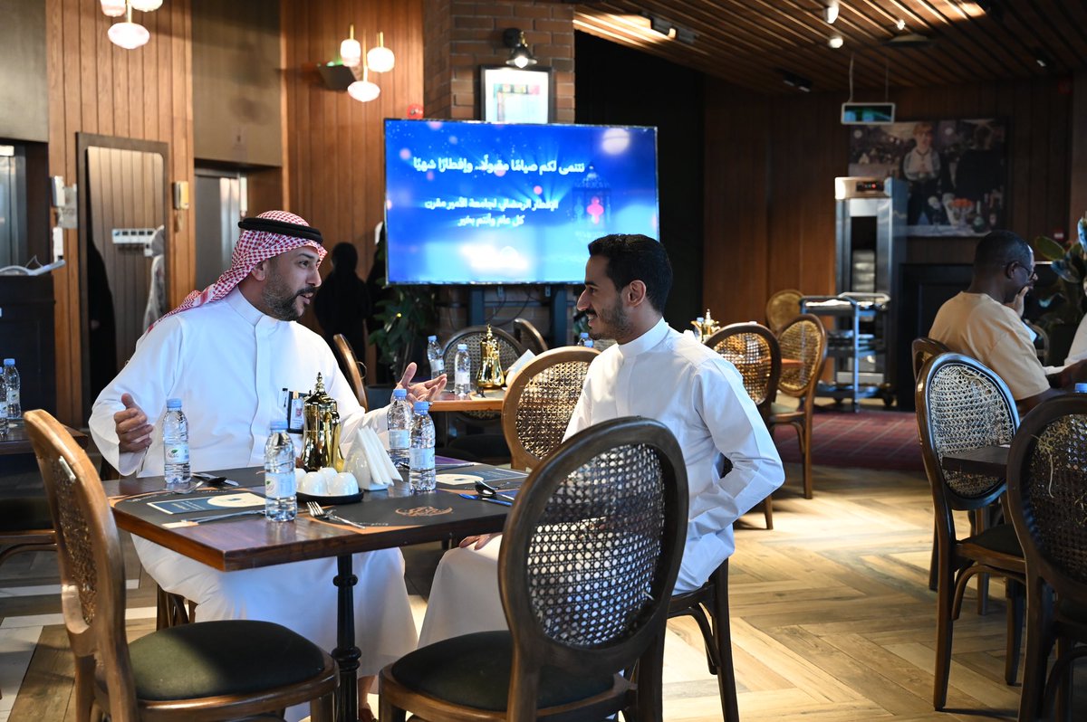 في أجواء يملؤها الود والروحانية، نظّمت #جامعة_الأمير_مقرن_بن_عبدالعزيز حفل إفطار لموظفيها، وسط أجواء مدينية رائعة