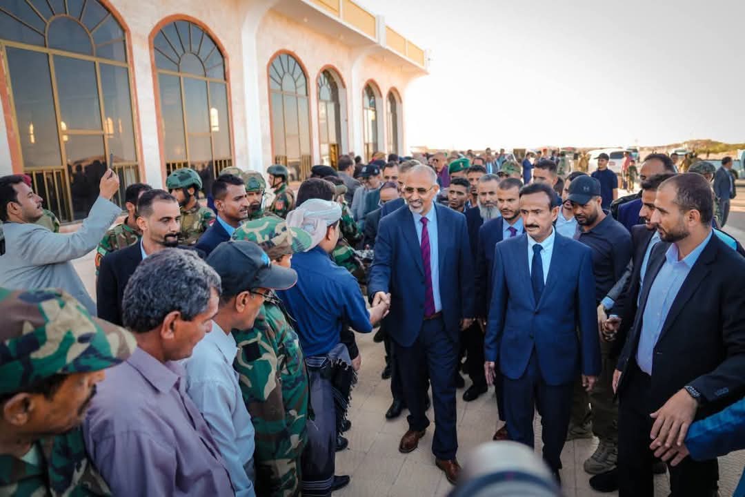 بمنتهى الصراحة والوضوح..
الزيارات الميدانيه التي يقوم بها الأخ الرئيس/ عيدروس الزبيدي، والزخم الجماهيري الكبير الذي يحيط بهذه الزيارات يؤكد بشكل قاطع " محورية قضية الجنوب العربي " وقوتها في المعادلة السياسيةبشكل عام.
فهذا الزخم الشعبي الكبير يعكس حجم القضية وعدالتها وتمسك الشعب