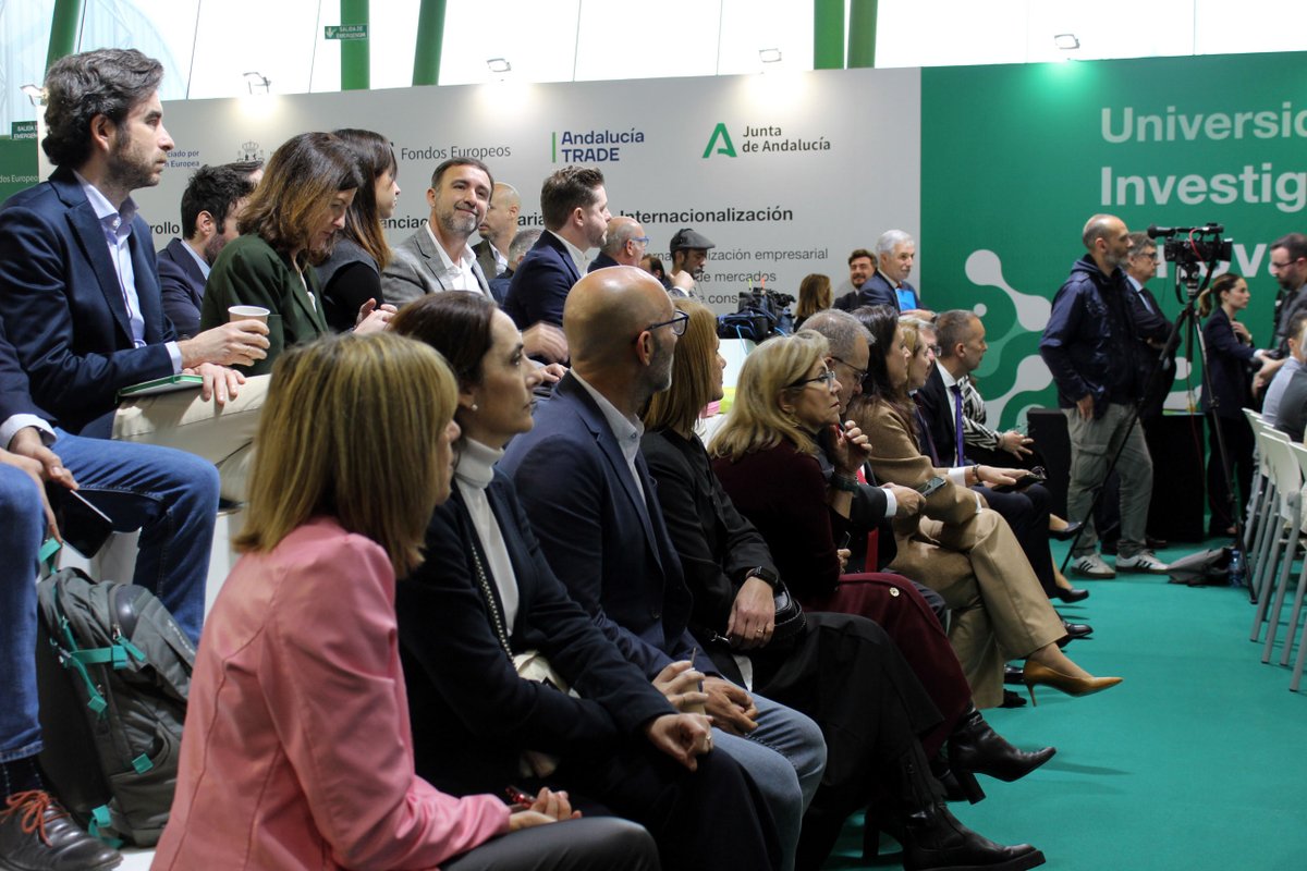 trade_andalucia's tweet image. 🗣️Conferencia de apertura de la zona de
@AndaluciaJunta en @ForoTransfiere y el área de ponencias #AndaluciaKnowledge, coordinada por
@UniversidadAnd y @trade_andalucia

📷Espacio expositivo y de trabajo a disposición del ecosistema innovador andaluz

@EconoHaciendAND #feder