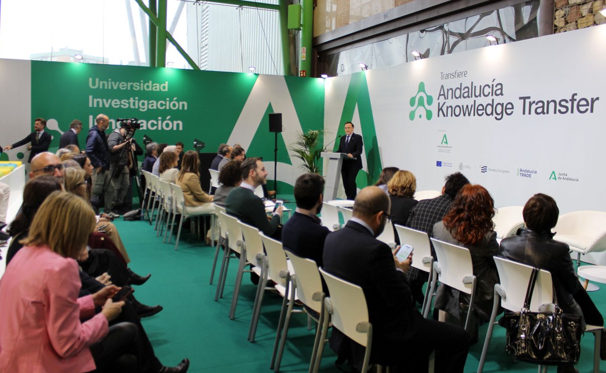 trade_andalucia's tweet image. 🗣️Conferencia de apertura de la zona de
@AndaluciaJunta en @ForoTransfiere y el área de ponencias #AndaluciaKnowledge, coordinada por
@UniversidadAnd y @trade_andalucia

📷Espacio expositivo y de trabajo a disposición del ecosistema innovador andaluz

@EconoHaciendAND #feder