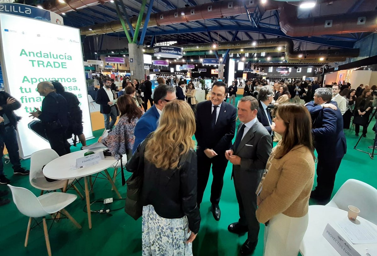 trade_andalucia's tweet image. 🗣️Conferencia de apertura de la zona de
@AndaluciaJunta en @ForoTransfiere y el área de ponencias #AndaluciaKnowledge, coordinada por
@UniversidadAnd y @trade_andalucia

📷Espacio expositivo y de trabajo a disposición del ecosistema innovador andaluz

@EconoHaciendAND #feder