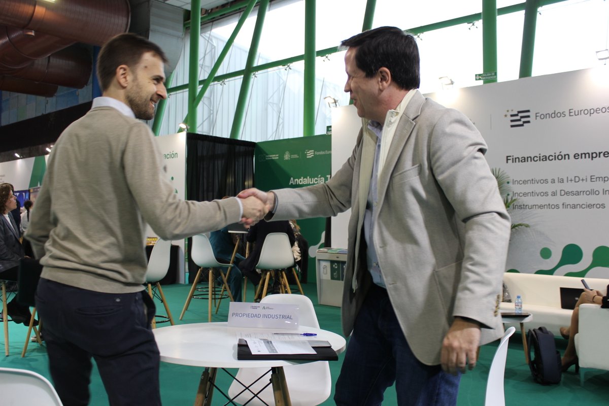 trade_andalucia's tweet image. 🗣️Conferencia de apertura de la zona de
@AndaluciaJunta en @ForoTransfiere y el área de ponencias #AndaluciaKnowledge, coordinada por
@UniversidadAnd y @trade_andalucia

📷Espacio expositivo y de trabajo a disposición del ecosistema innovador andaluz

@EconoHaciendAND #feder