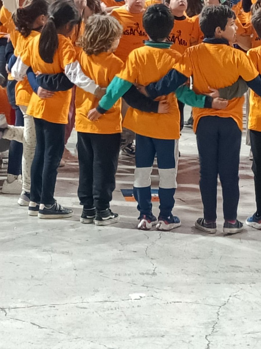 EscolaDuraniBas's tweet photo. DANSA ARA 2025🎉🎊
Ahir els infants de 2n de l’escola van participar un cop més al Dansa Ara. Va ser un gran dia on l’alumnat i el professorat van gaudir moltíssim de la música i la dansa. Emocions a flor de pell en un espectacle impressionant! #DansaAra https://t.co/F27b26c5EB
