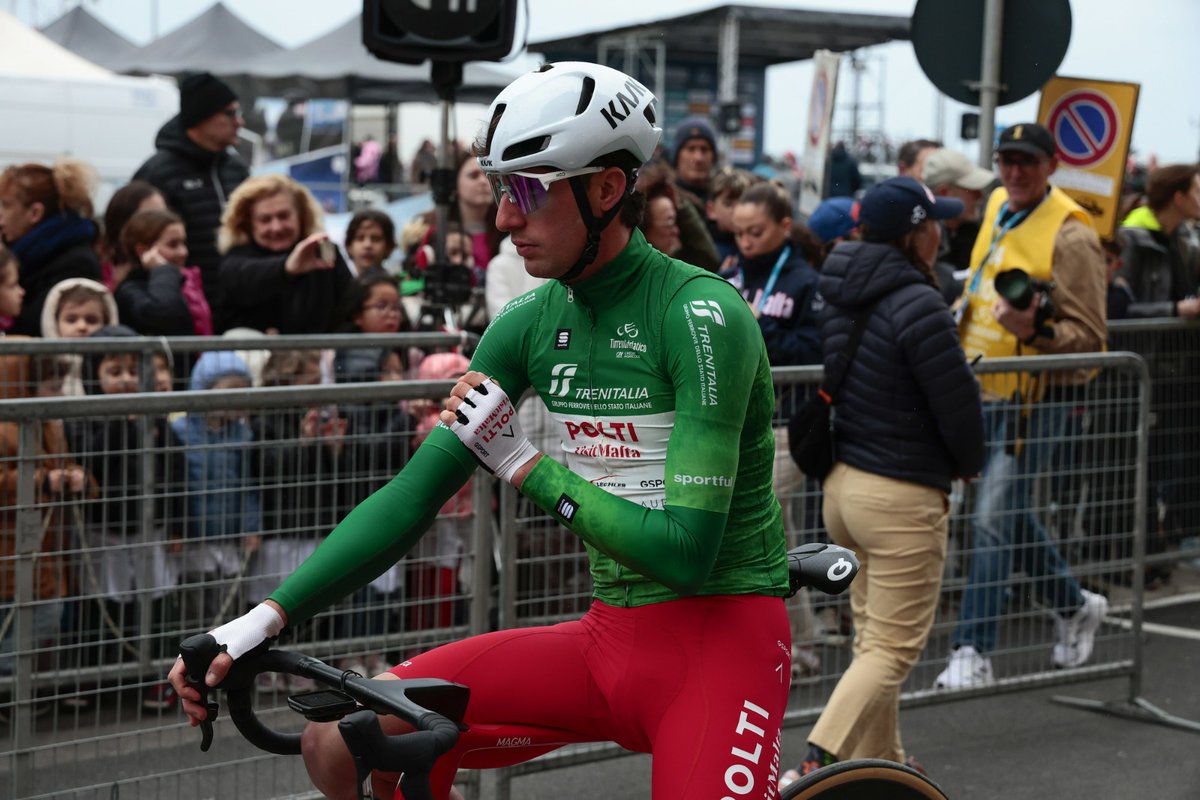 🇮🇹 #TirrenoAdriatico km60
🚴🏻‍♂️ We are in the breakaway with <a href="/davide_bais/">Davide Bais</a> at the start of Passo del Lume climb!
⏱️ 6:10 gap in a front group with Conforti (VF Group).
📸 <a href="/SprintCycling/">SprintCycling</a>.