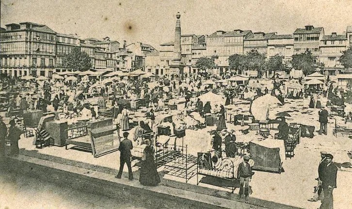 Esta foto da Praza de Armas de Ferrol, hai un século, cóntanos unha historia curiosa. No que hoxe é un espazo aberto, institucional e elegante, antes fervía un mercado de leña, mobles e quincalla. Imaxinades mercar un somier ao aire libre neste corazón do barrio da Magdalena?