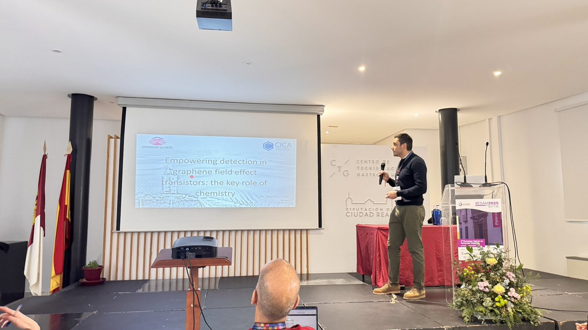 AdvMaterCLM's tweet image. Learning from @AlexCriado about empowering detection in graphene field effect transistors and the key role of chemistry. His work at @UDC_gal Universidade da Coruña is enhancing sensor technology! #Graphene #SensorTechnology