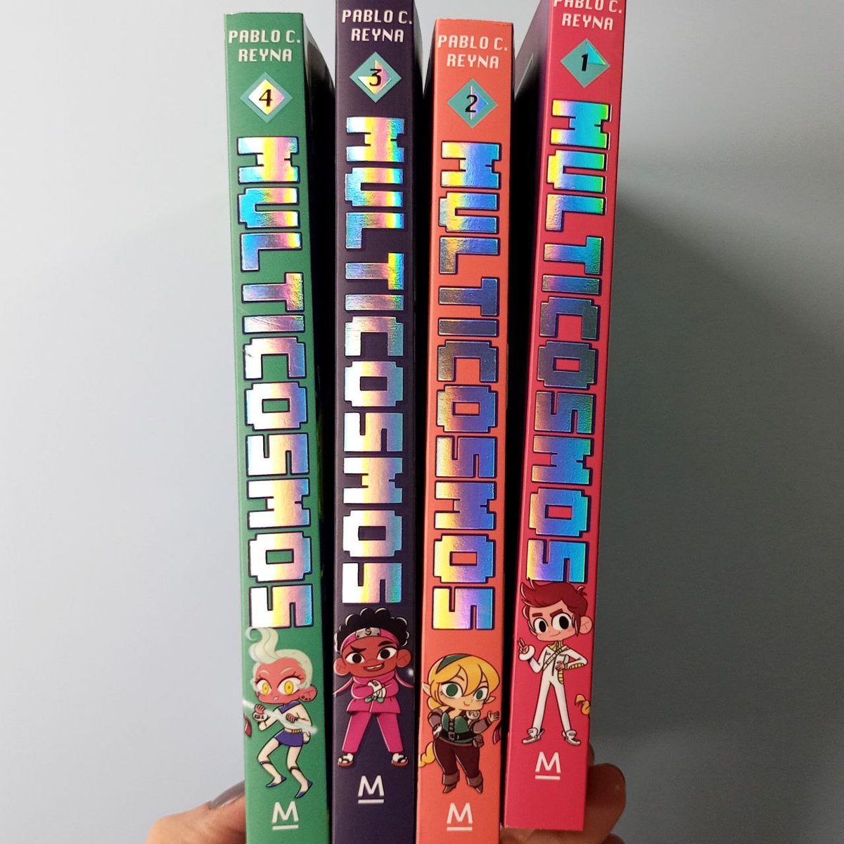 tormenta_libros's tweet image. Ya podéis encontrar en librerías las nuevas ediciones de «MultiCosmos 3. La rebelión de los drones» y «MultiCosmos 4. Lío en el espacio-tiempo» 💫🎮 ¿No os parece que han quedado chulísimas? 👏
⚡️tormentalibros.com/es/coleccion/m… #MultiCosmos #middlegrade #agencialiteraria