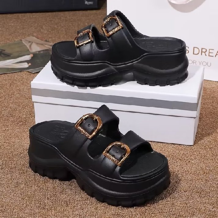 Bingung mau pake sendal yang mana nanti pas bukber? Pake ini aja, selain cantik dia juga bikin tinggi Weh😁 cobain aja dulu s.shopee.co.id/7fLdkx8FzY