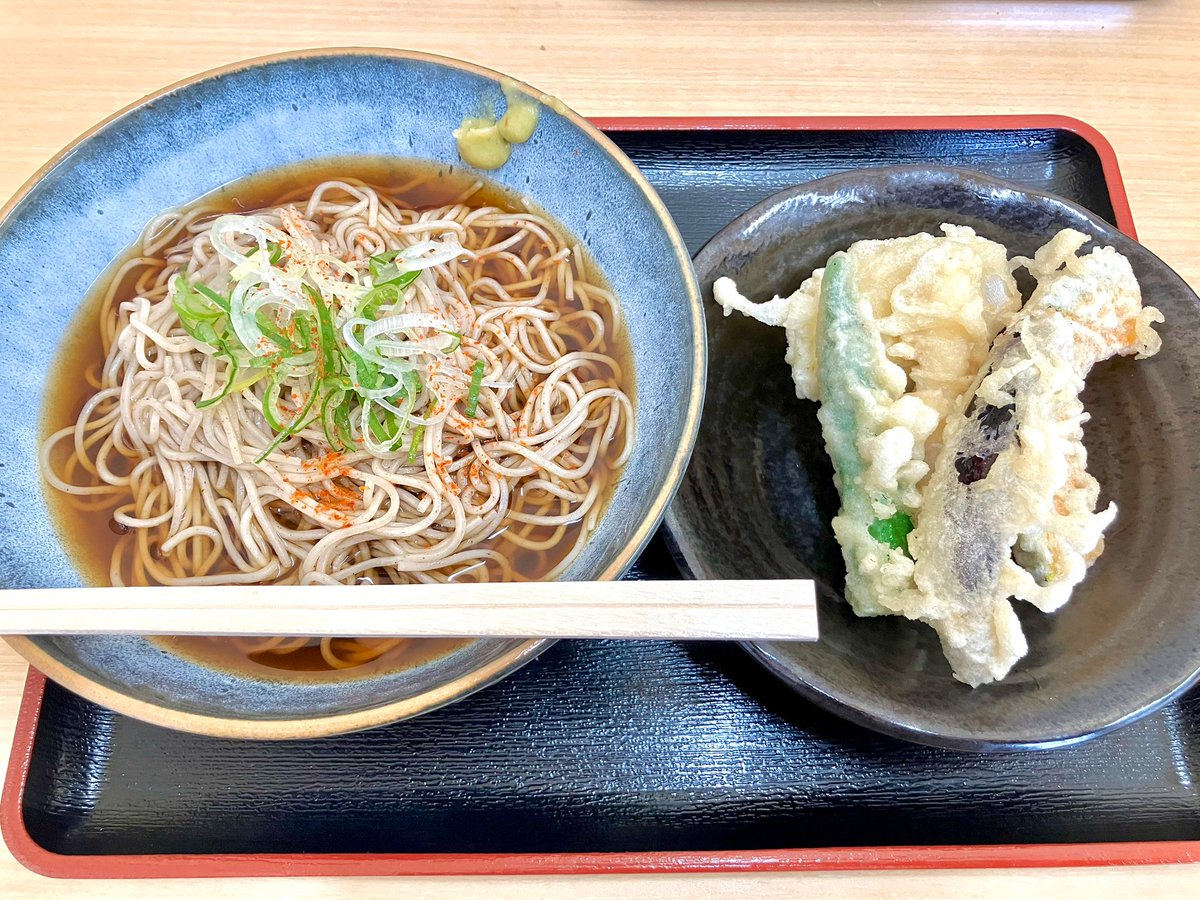 oponine's tweet photo. ご無沙汰ですhttps://t.co/I3VCR4EJGkを読みクスぐられ…過日、パラレルワークポイントの1つから至近の #立ち���ば #にはち #NIHACHI さん、初訪問。戴いたのは冷し野菜(オクラ・玉ねぎ・エリンギ・茄子・南瓜)天そば。都度茹で都度揚げ大盛で600円とか…最&高🤤 #路麺 #tachisoba #立ち食いそば #蕎麦 https://t.co/zZCvDB32ic