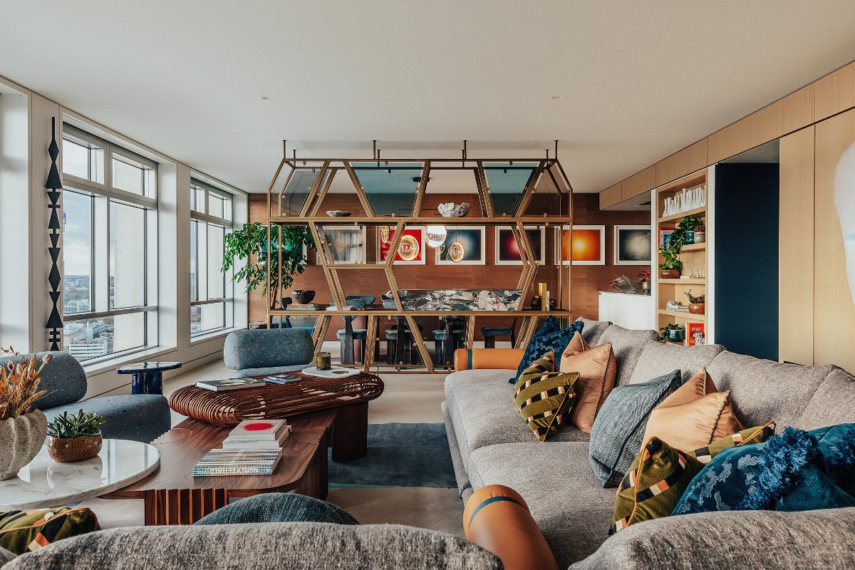 This week’s instalment of the Project of the Week series features a combination of modernsim and organic shapes in this show flat design by 2024 SBID Awards Finalist, Angel O’Donnell.

Learn more about Angel O'Donnell, Centre Point Vantage Collection: bit.ly/42RODBs