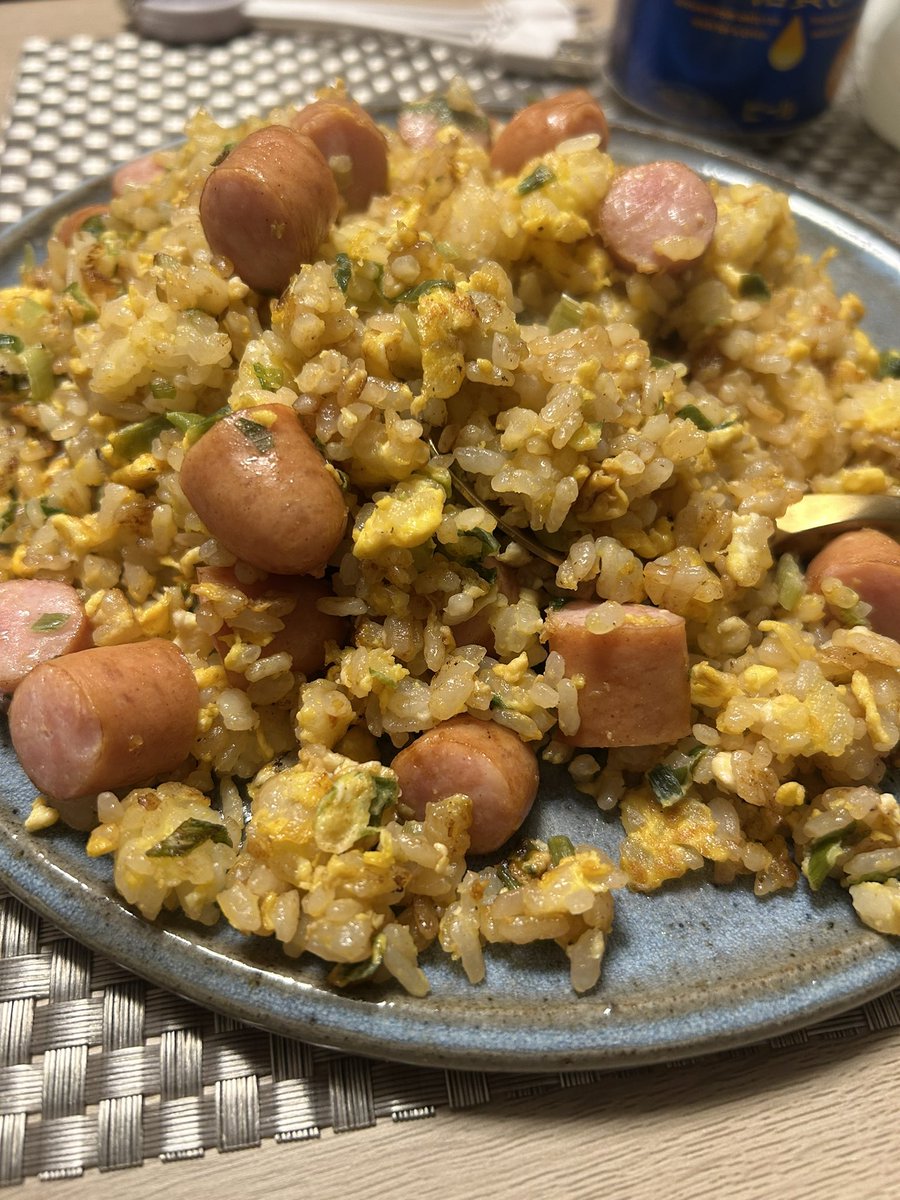 今夜はチャーハン作ったよー
鶏ガラと塩、こしょう、醤油でシンプルに👍
#自炊
#料理勉強中
#冷凍ごはん 
#卵の賞味期限が切れたもので
#チャーハン