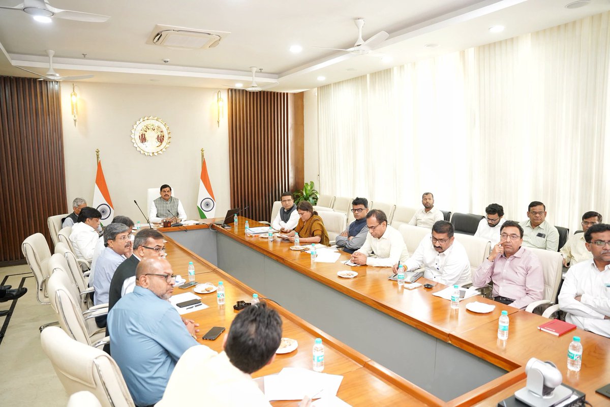 Office of Dr. Mohan Yadav (@drmohanoffice51) on Twitter photo माननीय मुख्यमंत्री जी ने आज भोपाल निवास स्थित समत्व भवन में आगामी 30 मार्च से 30 जून तक आयोजित होने वाले प्रदेशव्यापी जल गंगा संवर्धन अभियान की तैयारियों के संबंध में बैठक कर चर्चा की एवं वरिष्ठ अधिकारियों को आवश्यक दिशा-निर्देश दिए।
<a href="/DrMohanYadav51/">Dr Mohan Yadav</a> माननीय मुख्यमंत्री जी ने आज भोपाल निवास स्थित समत्व भवन में आगामी 30 मार्च से 30 जून तक आयोजित होने वाले प्रदेशव्यापी जल गंगा संवर्धन अभियान की तैयारियों के संबंध में बैठक कर चर्चा की एवं वरिष्ठ अधिकारियों को आवश्यक दिशा-निर्देश दिए।
<a href="/DrMohanYadav51/">Dr Mohan Yadav</a>