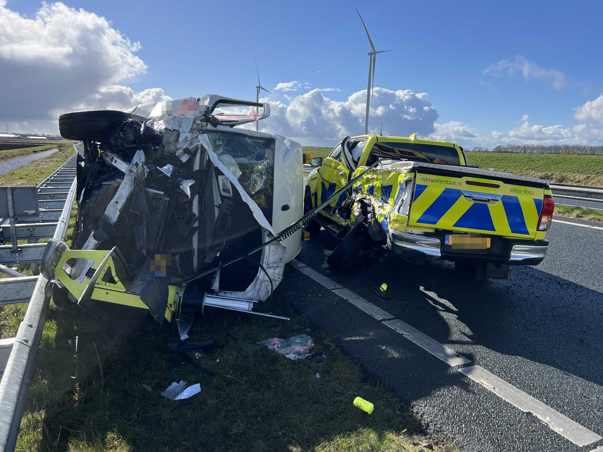 Crash tegen RWS voertuig op N33