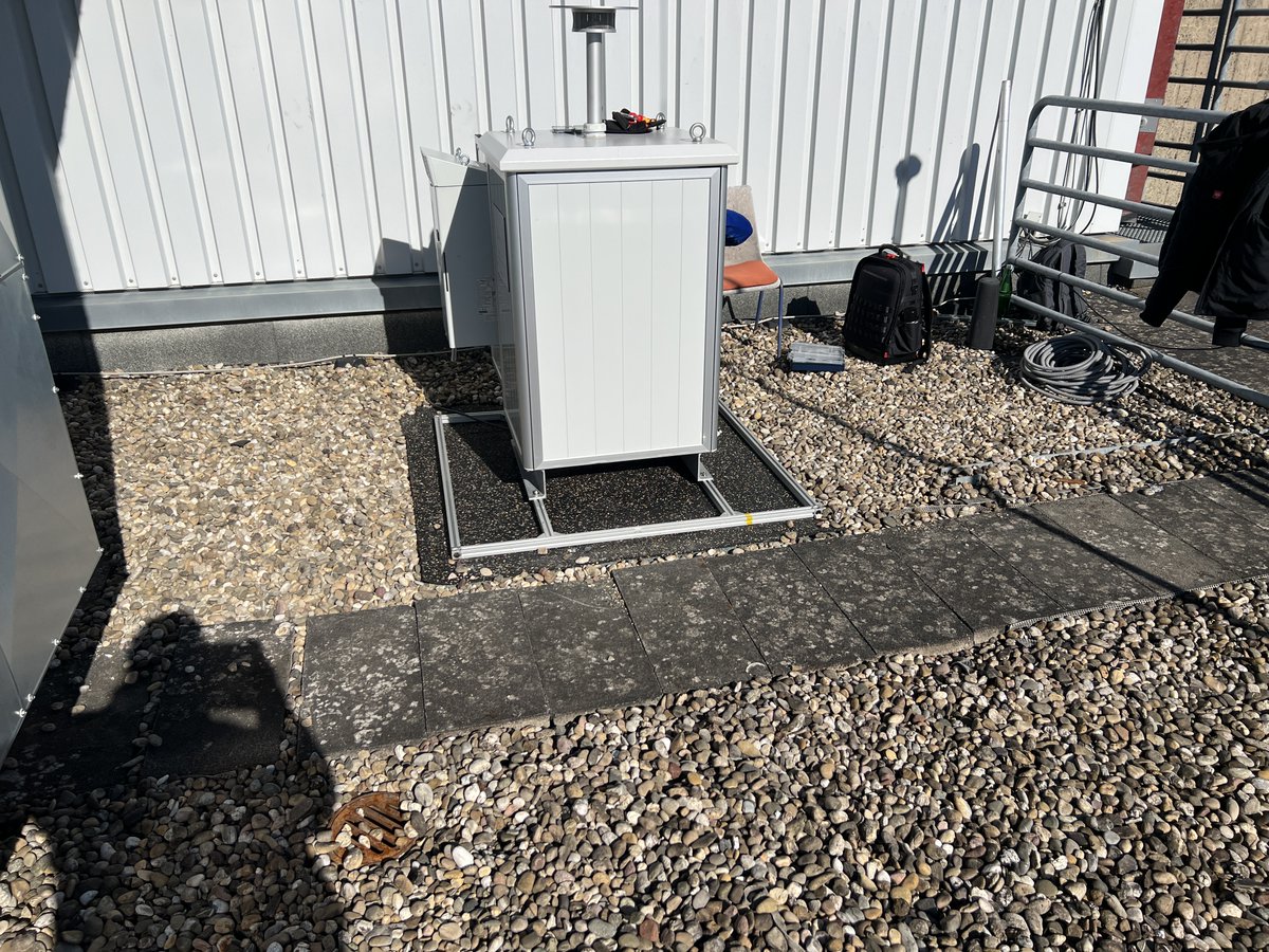 Last week we were finally able to lift and install our new HUND BAA500e automatic #pollenmonitor at the #Lahnberge. We are looking forward to the first data for the #LOEWE HABITAT project.
