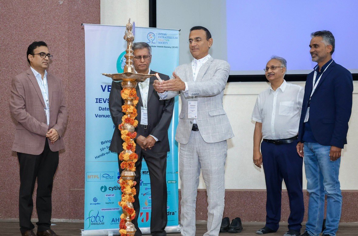 Kalluri Lab (@kallurilab) on Twitter photo Raghu delivers the keynote address at #VESICON2025 and is recognized as the Guest of Honor. Great to share our latest work in EVs, and thanks to <a href="/IEVSIndia/">Indian Extracellular Vesicles Society- IEVS</a> and <a href="/MahindraUni/">Mahindra University</a> for hosting! Raghu delivers the keynote address at #VESICON2025 and is recognized as the Guest of Honor. Great to share our latest work in EVs, and thanks to <a href="/IEVSIndia/">Indian Extracellular Vesicles Society- IEVS</a> and <a href="/MahindraUni/">Mahindra University</a> for hosting!