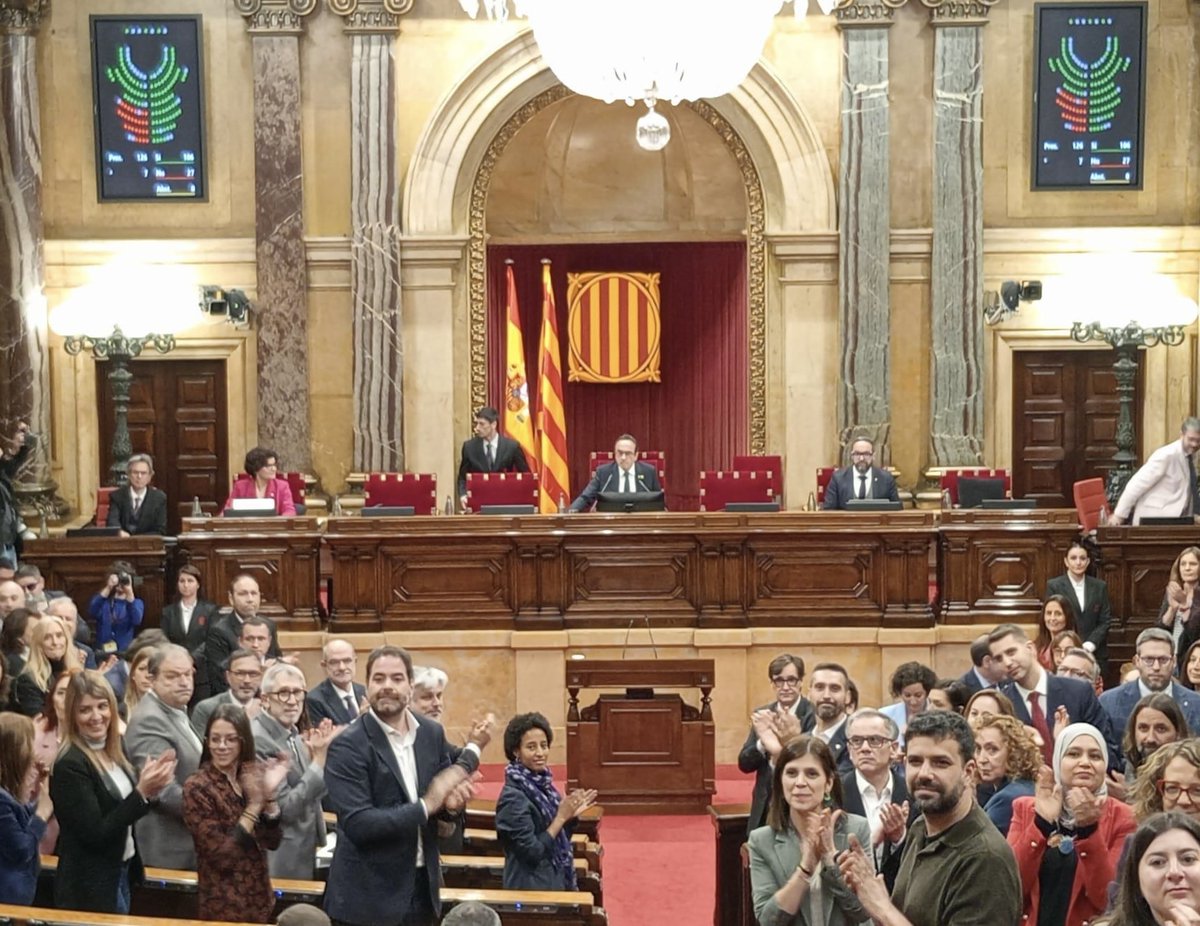 📢 Aquest dimecres, el Parlament de Catalunya ha aprovat la modificació de la Llei de foment de la pau, que estableix que cada govern haurà d’elaborar un Pla Director de Pau. La reforma ha comptat amb el suport del PSC, Junts, ERC, Comuns i la CUP. 🌍✍️