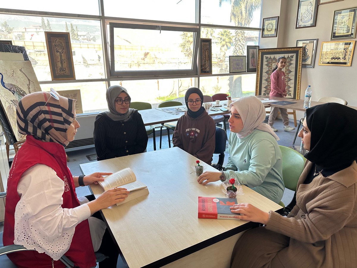 Charles Dickens’ın en iyi hikayem dediği eser. İki şehrin arasındaki gerilimde sahnelenen bir insanlık durumu. Paris ve Londra, kendi tarihlerinin en önemli yol ayrımında, hareket içinde.