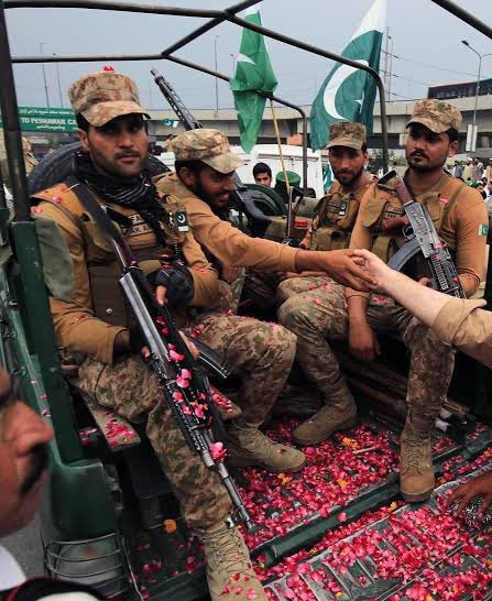 پاک فوج نے ہمیشہ پاکستان کو ہر دلدل سے نکلا ہے امید ہے اب کی بار بھی بھی ایسا ہی ہو گا اللّٰہ پاک میرے ملک کا حامی و ناصر ہو ۔۔۔۔!!!!

#WeStandWithPakArmy #PakistanArmy #Pakistan