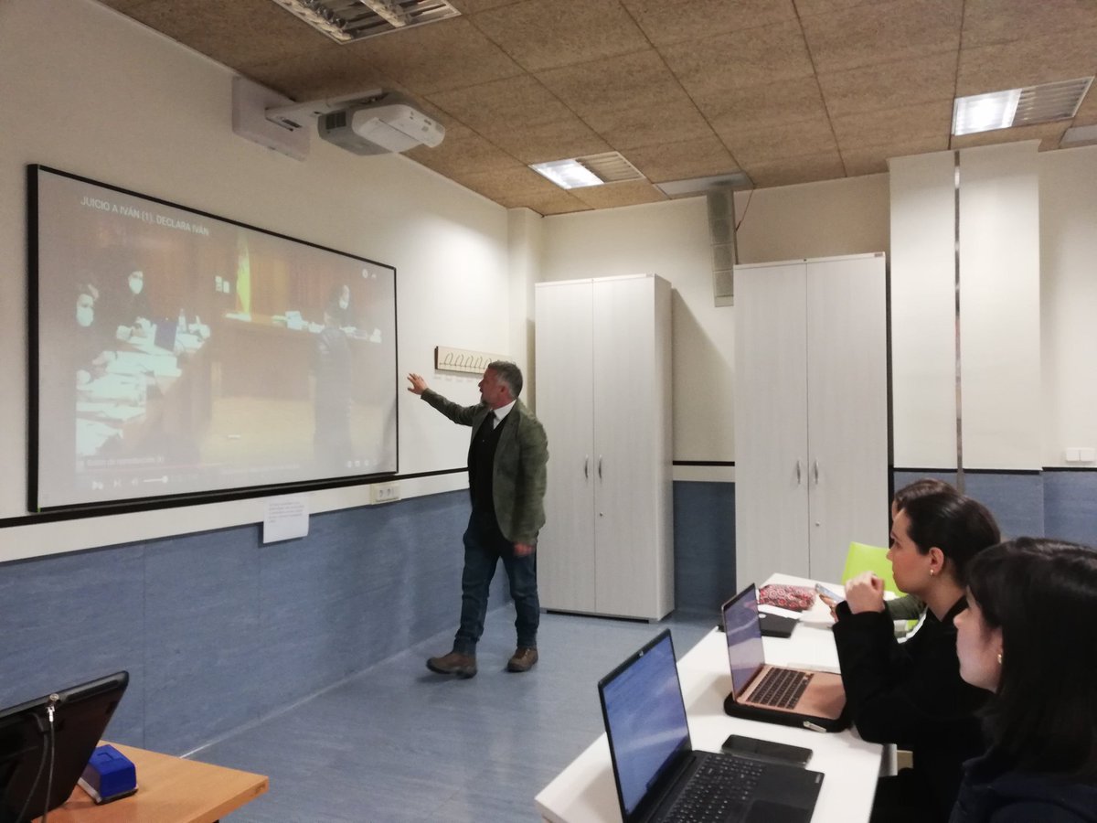 Lourdes Martínez (@loumrodriguez) on Twitter photo Muy interesante la charla que impartió ayer <a href="/ALEJOJesusLucas/">Alejo J. Lucas</a> a estudiantes de Periodismo Especializado #PES_UM de <a href="/fcdmurcia/">UMU Comunicación y Documentación</a>. Desgranando los secretos del oficio en la cobertura de sucesos y tribunales. Gracias por aportar tu experiencia. Muy interesante la charla que impartió ayer <a href="/ALEJOJesusLucas/">Alejo J. Lucas</a> a estudiantes de Periodismo Especializado #PES_UM de <a href="/fcdmurcia/">UMU Comunicación y Documentación</a>. Desgranando los secretos del oficio en la cobertura de sucesos y tribunales. Gracias por aportar tu experiencia.
