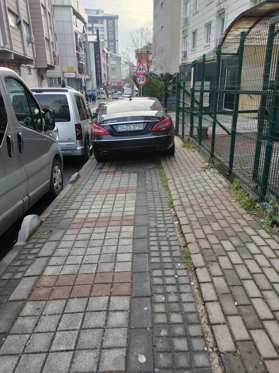 Bu aracın kaldırıma park etmesine engel olup, emniyete şikayet eder misiniz? <a href="/BagcilarBld/">Bağcılar Belediyesi</a> 

📍Merkez Mahallesi , 709. Sokak