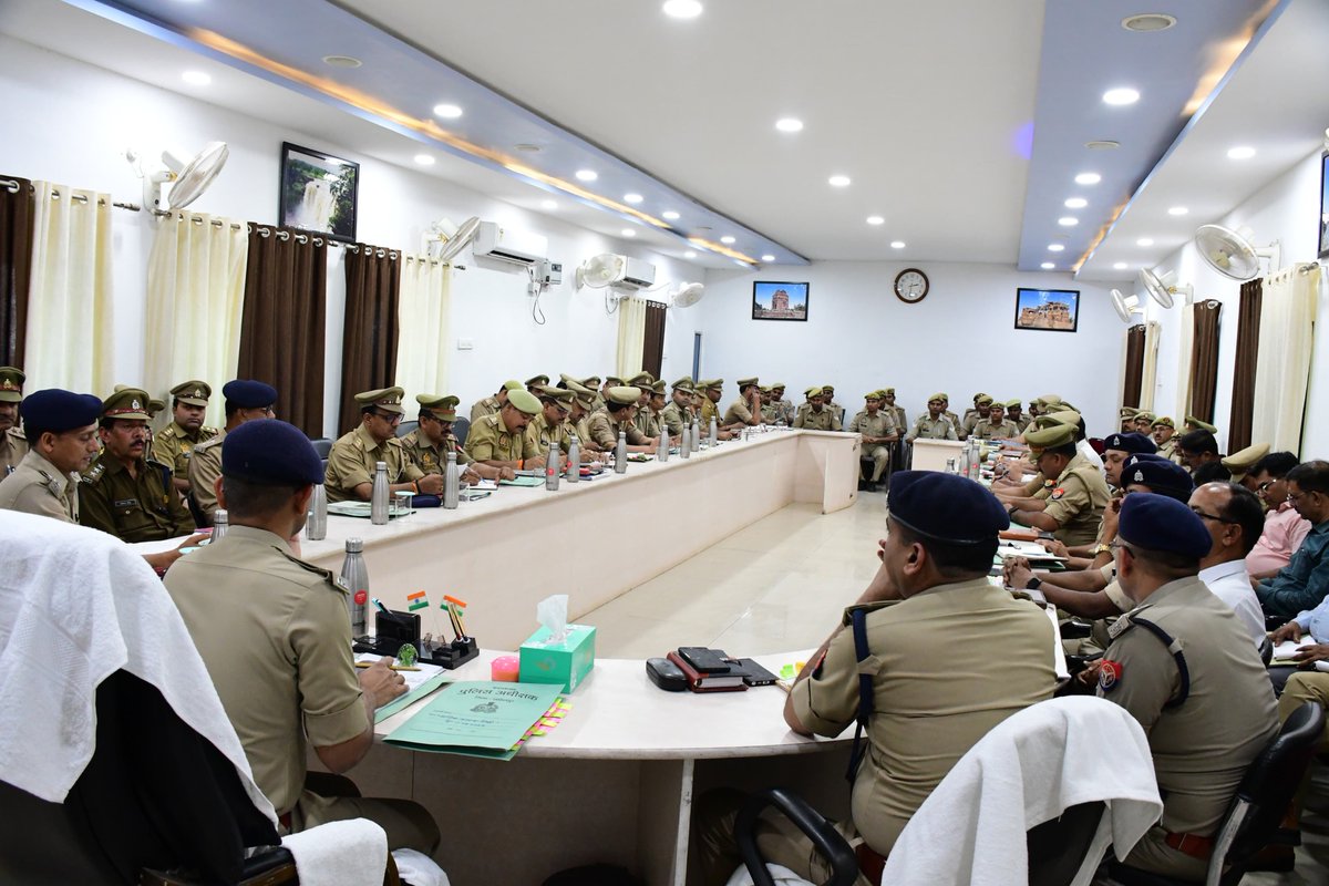 #SPLalitpur <a href="/IPSMdMustaque/">Md Mustaque IPS</a> द्वारा रिजर्व पुलिस लाइन्स ललितपुर के सभागार कक्ष में मासिक सैनिक सम्मेलन/अपराध एवं कानून - व्यवस्था की समीक्षा गोष्ठी आहूत कर समस्त क्षेत्राधिकारी/थाना प्रभारी व अधिकारीगण को आवश्यक दिशा - निर्देश दिये गये ।
