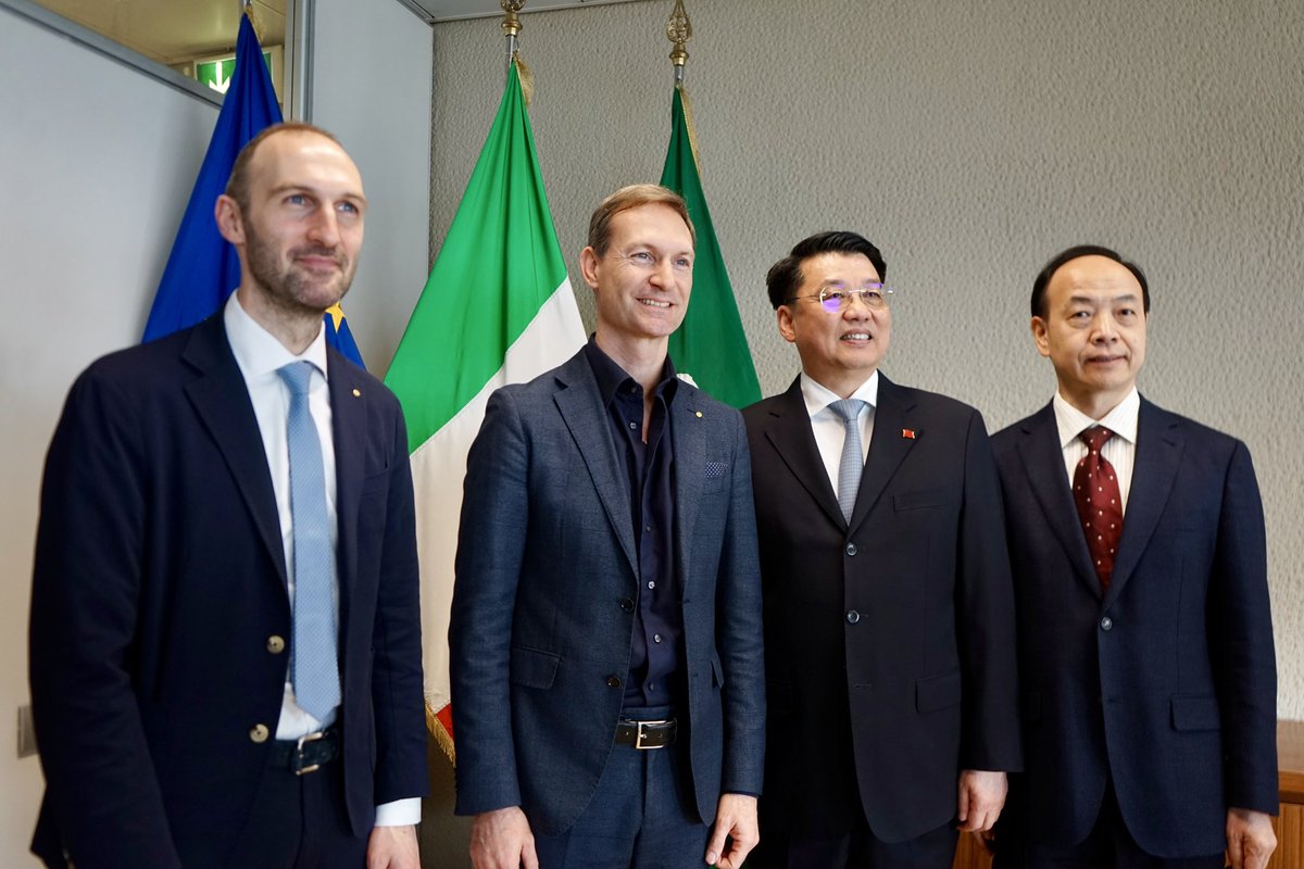 Questa mattina, a Palazzo Pirelli, con l’Ufficio di Presidenza, abbiamo accolto il Console Generale cinese a Milano, Liu Kan, e la sua delegazione 🇮🇹🇨🇳

#Lombardia #Cina #CooperazioneInternazionale #ConsiglioRegioneLombardia #UdP